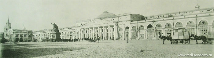 Верхние ряды перед их закрытием в 1886 году. Фасад здания Верхних Рядов на Красной площади.